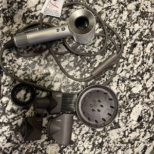 Dyson Supersonic Hair dryer white / silver with all attachments